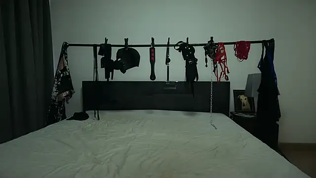 claudiacvc95 online show from 12/05/25, 04:43