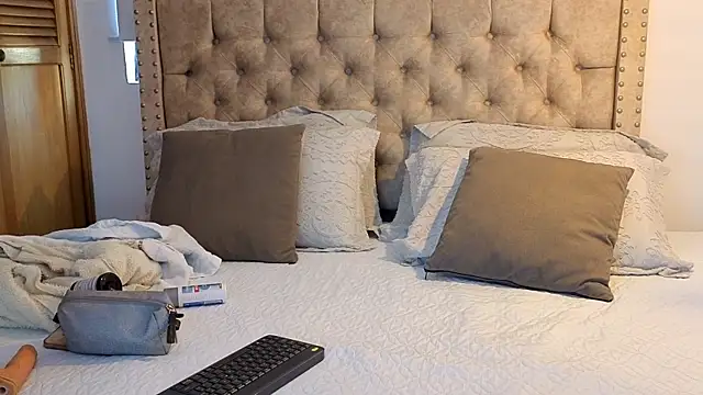 KeryHillson online show from 01/18/26, 01:59