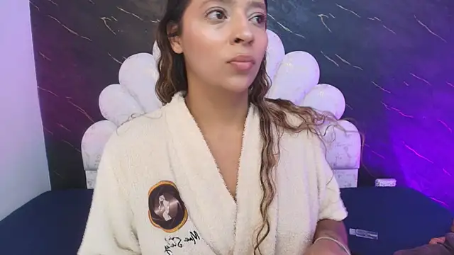 Snapshot of _MiaBrown_ chatting on 04/30/26, 12:11 MiaBrown online show from 04/30/26, 12:11
