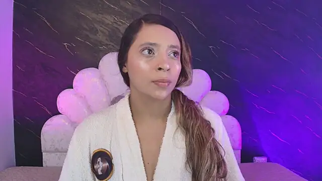 Snapshot of _MiaBrown_ chatting on 05/04/26, 12:12 MiaBrown online show from 05/04/26, 12:12