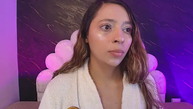 Snapshot of _MiaBrown_ chatting on 05/07/26, 12:10 MiaBrown online show from 05/07/26, 12:10