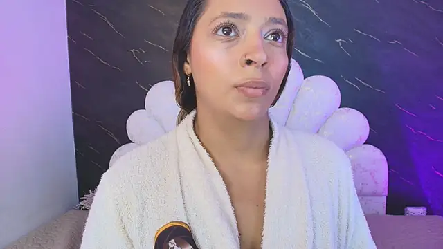 Snapshot of _MiaBrown_ chatting on 05/31/26, 12:12 MiaBrown online show from 05/31/26, 12:12