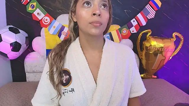 Snapshot of _MiaBrown_ chatting on 07/15/26, 12:10 MiaBrown online show from 07/15/26, 12:10