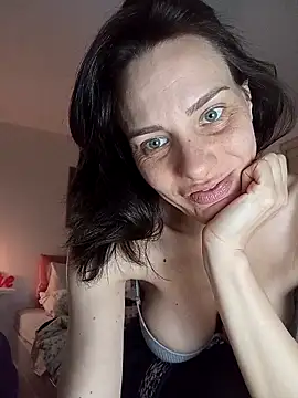 Emyly83 online show from 03/12/26, 12:22