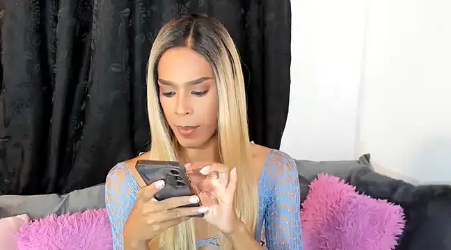 Snapshot of SKYLAROSSE chatting on 12/22/24, 02:17 SKYLAROSSE online show from 12/22/24, 02:17