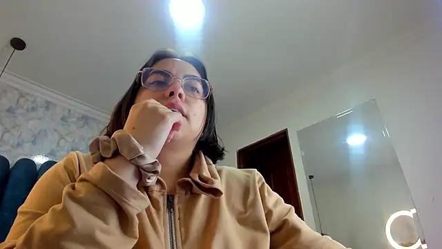 nalalye cruzz  online show from 04/15/26, 02:51