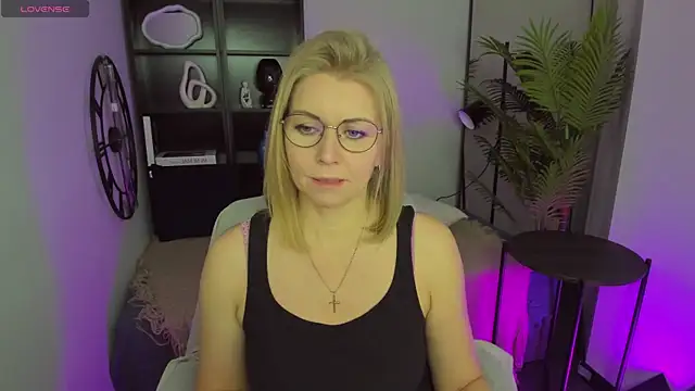 Annie Light online show from 03/21/25, 11:44