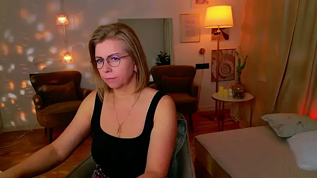 Snapshot of Annie_Light chatting on 05/02/26, 08:30 Annie Light online show from 05/02/26, 08:30