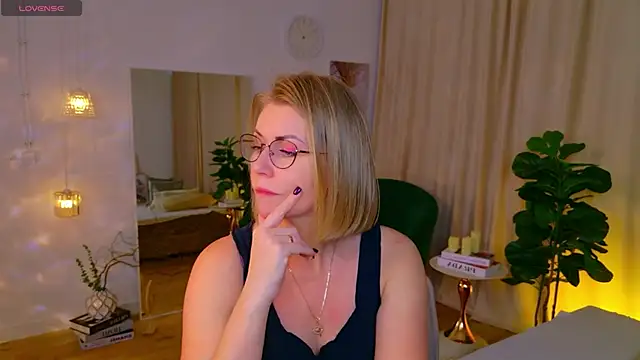 Snapshot of Annie_Light chatting on 05/18/26, 08:20 Annie Light online show from 05/18/26, 08:20