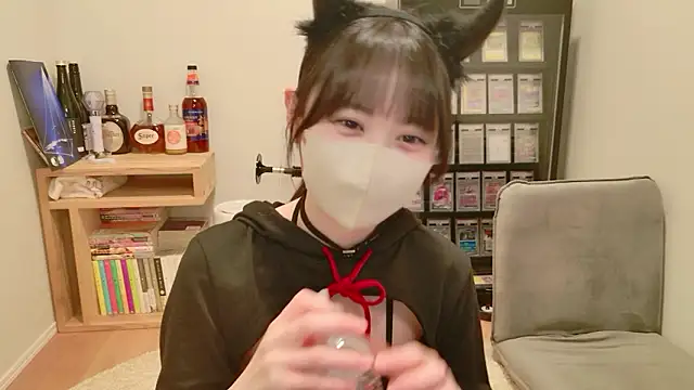Snapshot of HIKARI_x0 chatting on 04/28/26, 02:33 HIKARI x0 online show from 04/28/26, 02:33