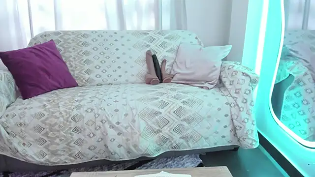 Snapshot of KAROLIVONNE chatting on 02/24/26, 08:51 KAROLIVONNE online show from 02/24/26, 08:51