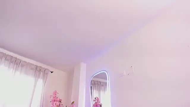 Snapshot of KAROLIVONNE chatting on 03/28/26, 06:51 KAROLIVONNE online show from 03/28/26, 06:51