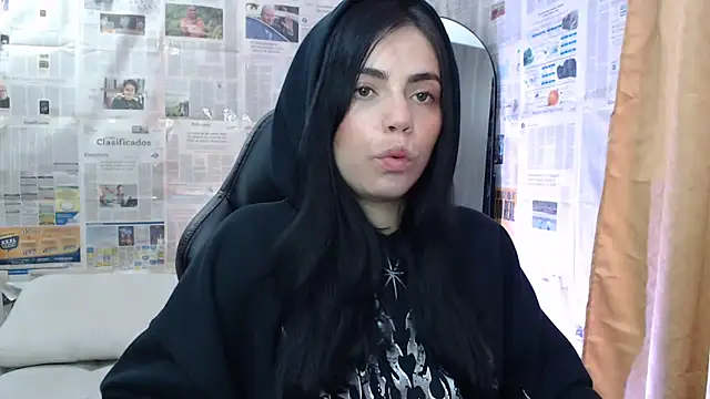 Snapshot of i_am_nina_ chatting on 09/28/25, 10:48 i am nina online show from 09/28/25, 10:48