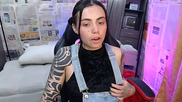 Snapshot of i_am_nina_ chatting on 10/13/25, 02:55 i am nina online show from 10/13/25, 02:55