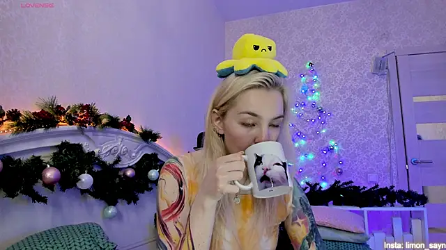 Snapshot of LillyMoure_ chatting on 12/23/24, 02:13 LillyMoure  online show from 12/23/24, 02:13