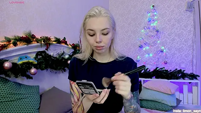 Snapshot of LillyMoure_ chatting on 01/02/25, 02:11 LillyMoure  online show from 01/02/25, 02:11