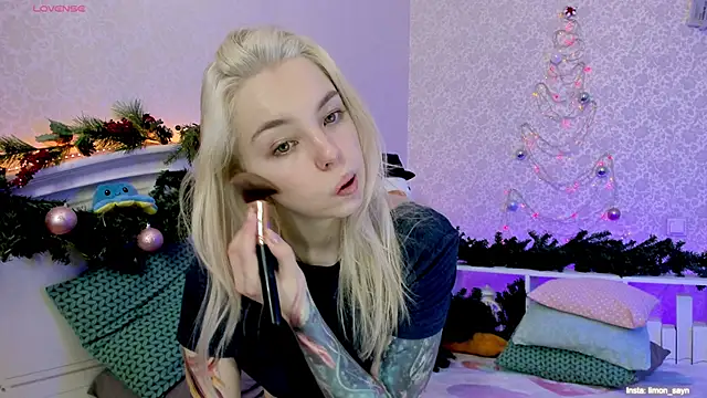 Snapshot of LillyMoure_ chatting on 01/04/25, 12:05 LillyMoure  online show from 01/04/25, 12:05
