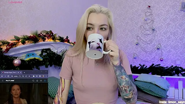 Snapshot of LillyMoure_ chatting on 01/15/25, 12:09 LillyMoure  online show from 01/15/25, 12:09