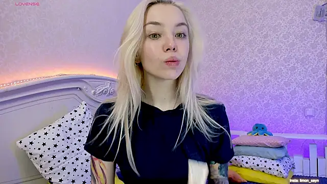Snapshot of LillyMoure_ chatting on 01/23/25, 11:58 LillyMoure  online show from 01/23/25, 11:58