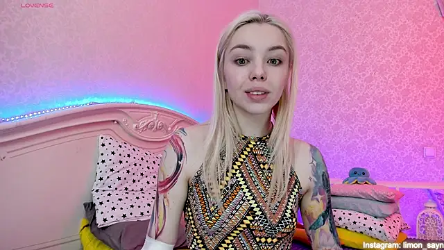 Snapshot of LillyMoure_ chatting on 02/02/25, 01:34 LillyMoure  online show from 02/02/25, 01:34