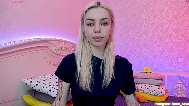 Snapshot of LillyMoure_ chatting on 02/04/25, 11:59 LillyMoure  online show from 02/04/25, 11:59