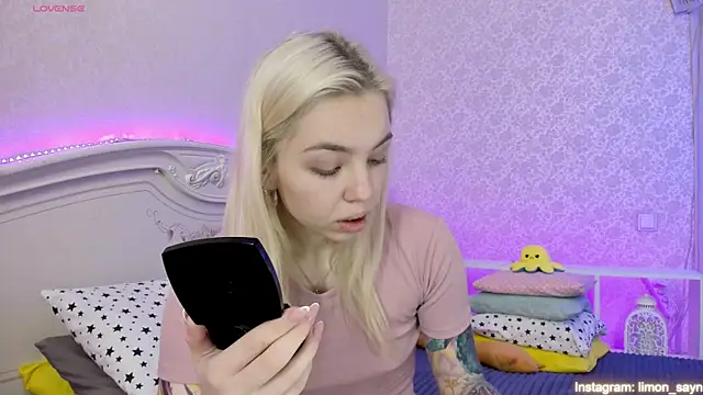 Snapshot of LillyMoure_ chatting on 02/10/25, 11:45 LillyMoure  online show from 02/10/25, 11:45