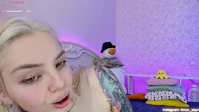 Snapshot of LillyMoure_ chatting on 02/19/25, 04:34 LillyMoure  online show from 02/19/25, 04:34