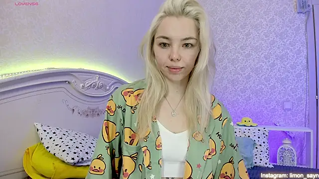 Snapshot of LillyMoure_ chatting on 02/26/25, 11:48 LillyMoure  online show from 02/26/25, 11:48