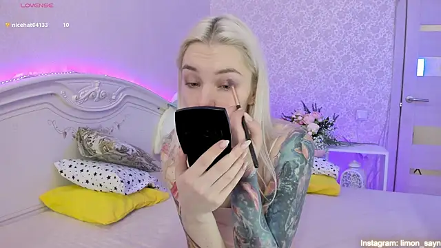 Snapshot of LillyMoure_ chatting on 03/09/25, 12:00 LillyMoure  online show from 03/09/25, 12:00