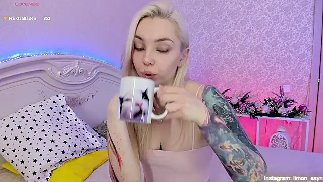 Snapshot of LillyMoure_ chatting on 03/09/25, 03:01 LillyMoure  online show from 03/09/25, 03:01
