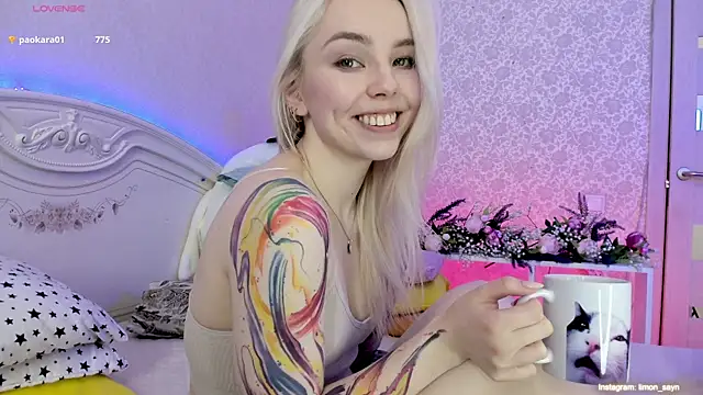 Snapshot of LillyMoure_ chatting on 03/11/25, 03:05 LillyMoure  online show from 03/11/25, 03:05
