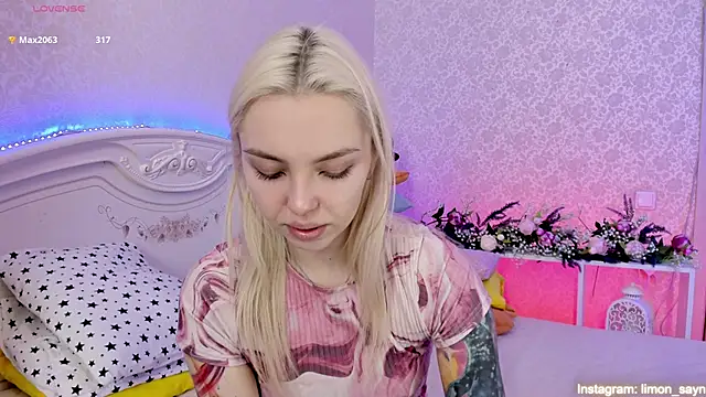 Snapshot of LillyMoure_ chatting on 03/12/25, 02:52 LillyMoure  online show from 03/12/25, 02:52