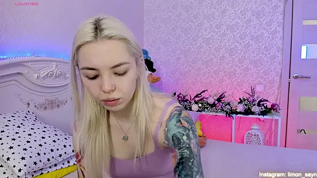 Snapshot of LillyMoure_ chatting on 03/13/25, 12:27 LillyMoure  online show from 03/13/25, 12:27