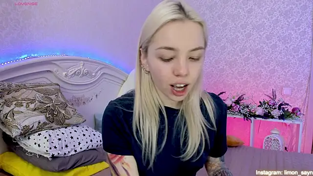 Snapshot of LillyMoure_ chatting on 03/17/25, 12:19 LillyMoure  online show from 03/17/25, 12:19
