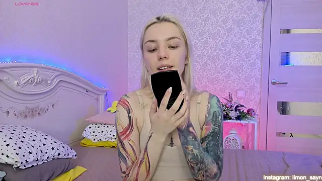 Snapshot of LillyMoure_ chatting on 03/19/25, 11:25 LillyMoure  online show from 03/19/25, 11:25