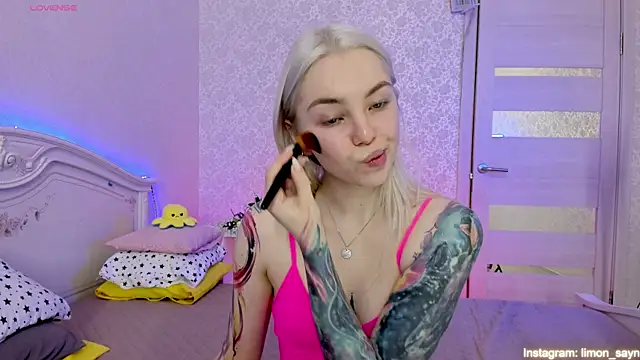 Snapshot of LillyMoure_ chatting on 03/20/25, 11:45 LillyMoure  online show from 03/20/25, 11:45