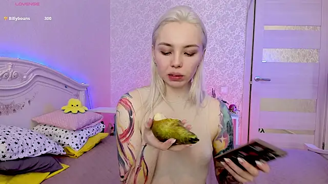 Snapshot of LillyMoure_ chatting on 03/22/25, 03:20 LillyMoure  online show from 03/22/25, 03:20