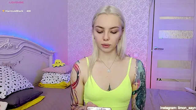 Snapshot of LillyMoure_ chatting on 03/23/25, 02:59 LillyMoure  online show from 03/23/25, 02:59