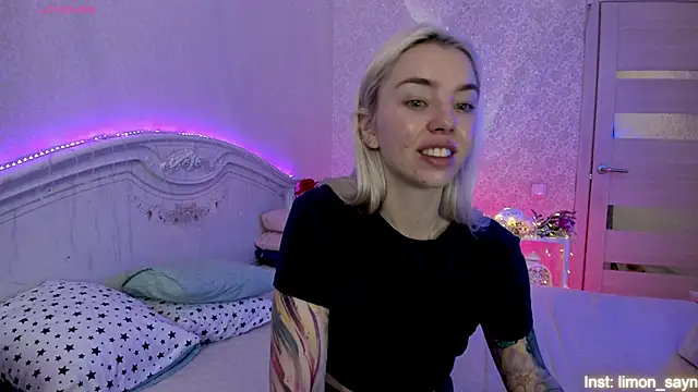 Snapshot of LillyMoure_ chatting on 09/12/25, 01:28 LillyMoure  online show from 09/12/25, 01:28