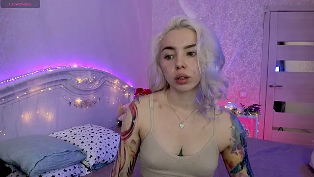 Snapshot of LillyMoure_ chatting on 09/23/25, 11:30 LillyMoure  online show from 09/23/25, 11:30