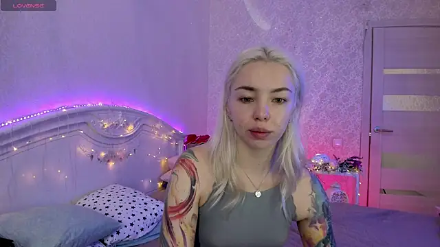 Snapshot of LillyMoure_ chatting on 09/25/25, 12:58 LillyMoure  online show from 09/25/25, 12:58