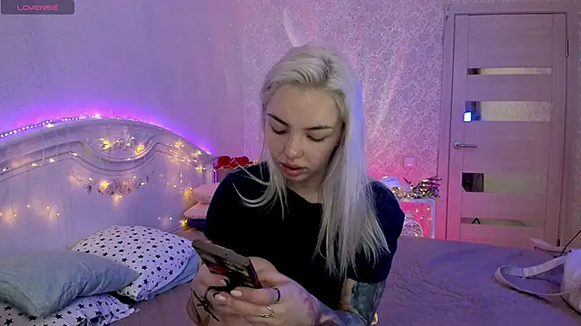 Snapshot of LillyMoure_ chatting on 09/26/25, 11:20 LillyMoure  online show from 09/26/25, 11:20