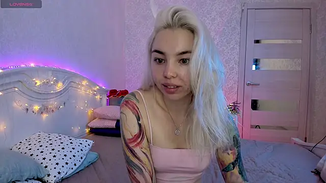 Snapshot of LillyMoure_ chatting on 09/29/25, 11:20 LillyMoure  online show from 09/29/25, 11:20