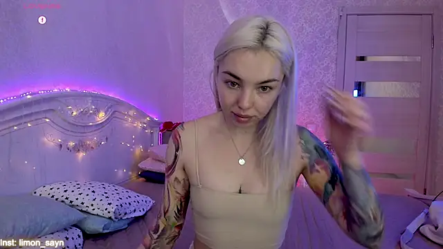 Snapshot of LillyMoure_ chatting on 10/04/25, 11:58 LillyMoure  online show from 10/04/25, 11:58