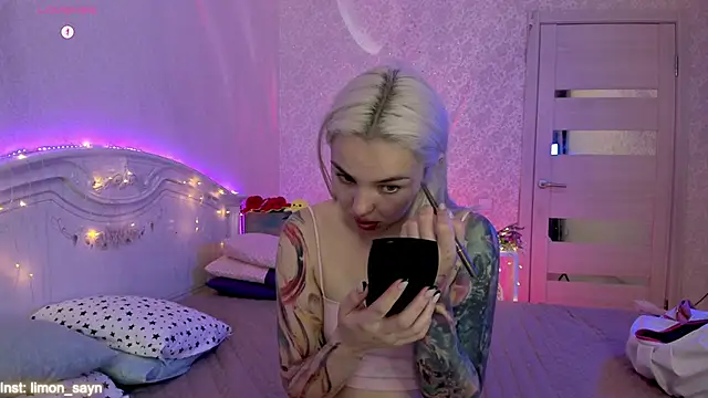 Snapshot of LillyMoure_ chatting on 10/05/25, 11:35 LillyMoure  online show from 10/05/25, 11:35