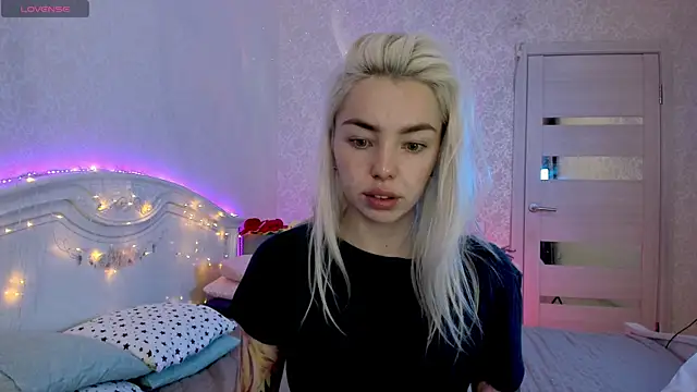 Snapshot of LillyMoure_ chatting on 10/06/25, 11:24 LillyMoure  online show from 10/06/25, 11:24