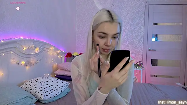 Snapshot of LillyMoure_ chatting on 10/11/25, 11:36 LillyMoure  online show from 10/11/25, 11:36