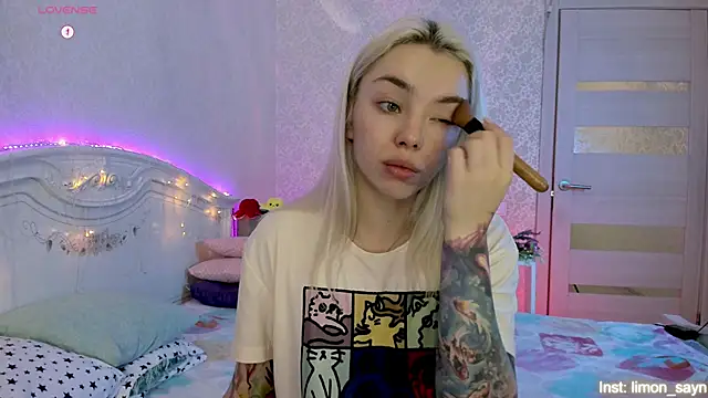 Snapshot of LillyMoure_ chatting on 10/16/25, 11:28 LillyMoure  online show from 10/16/25, 11:28