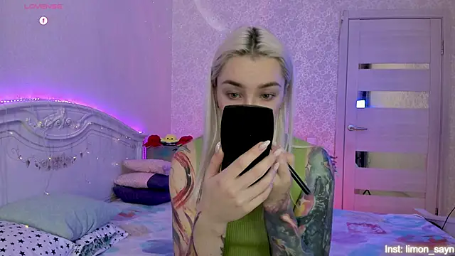 Snapshot of LillyMoure_ chatting on 10/17/25, 11:29 LillyMoure  online show from 10/17/25, 11:29