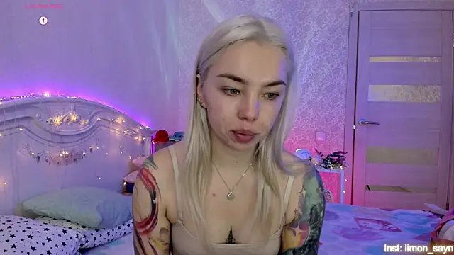 Snapshot of LillyMoure_ chatting on 10/20/25, 01:06 LillyMoure  online show from 10/20/25, 01:06